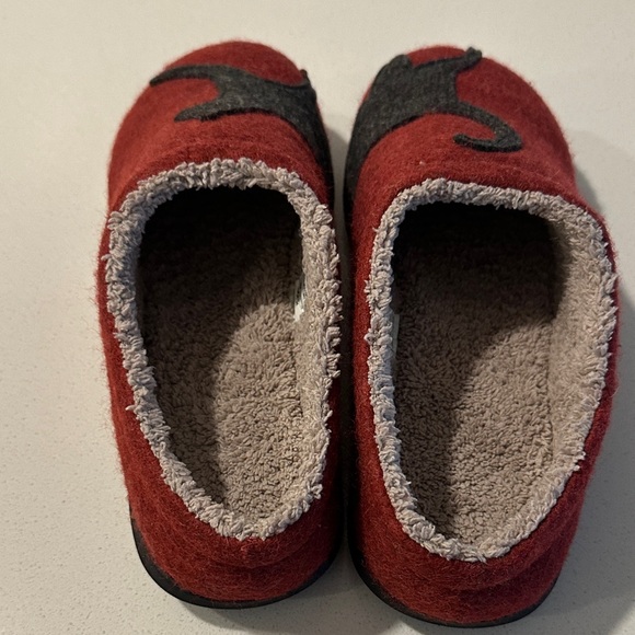 Red Slippers with Cat Design - Picture 2 of 6